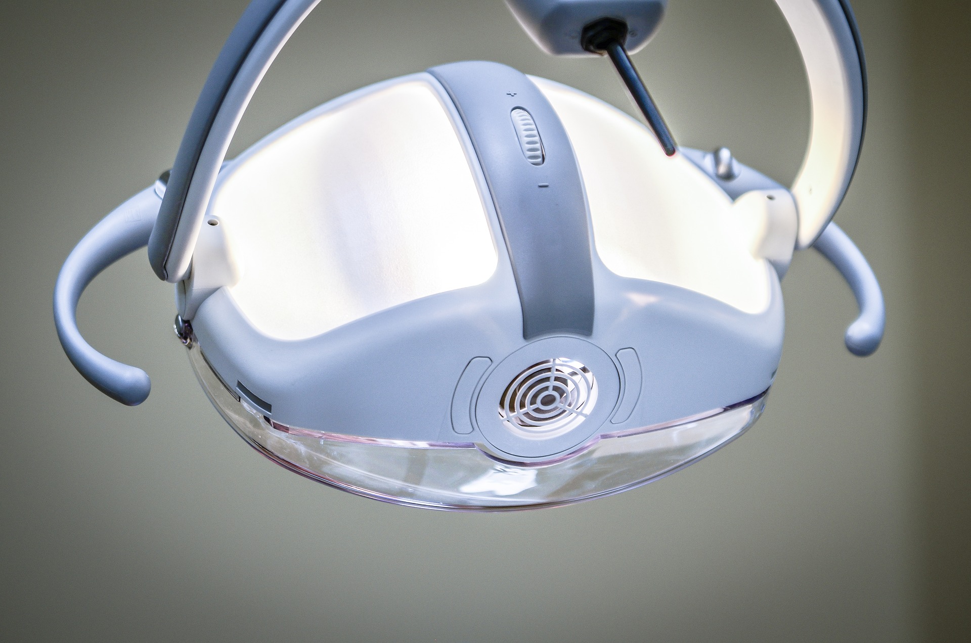 Rodzaje aparatów ortodontycznych stosowanych w ortodoncji estetycznej