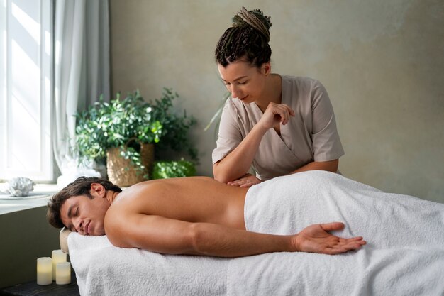 Tantryczna sztuka uzdrawiania – nieocenione korzyści i praktyki masażu intymnego dla kobiet