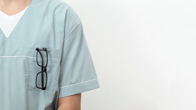 Jak odzież medyczna wpływa na komfort i efektywność pracy w placówkach zdrowia?